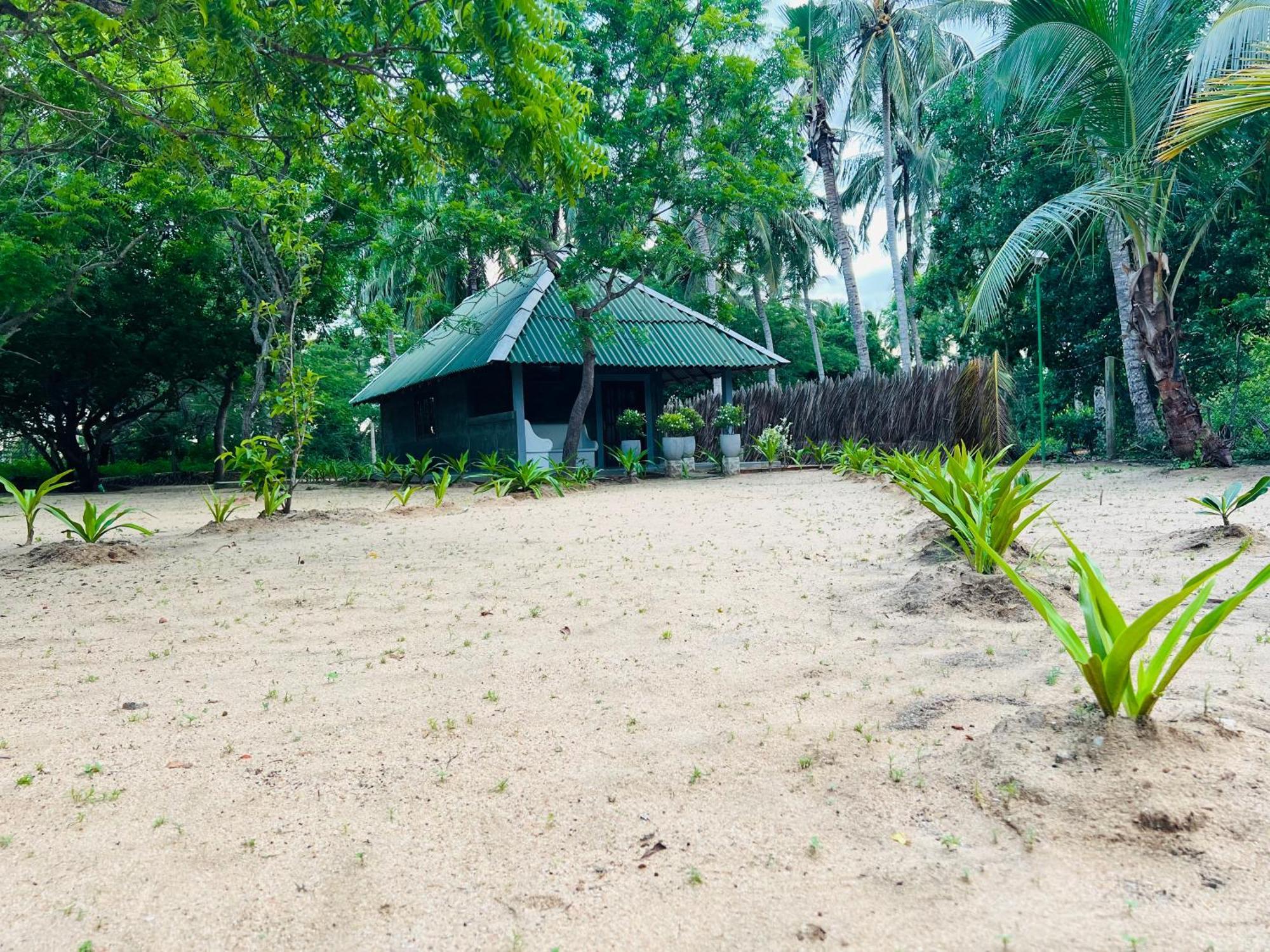 Kingfisher Beach Resort-Yala Кірінда Екстер'єр фото